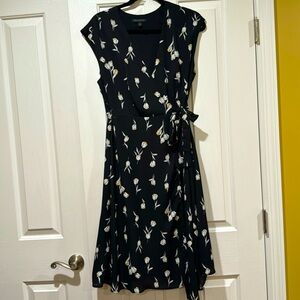 Black floral accent Banana Republic polyester dress in Size 8.